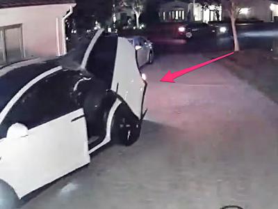 Marha! Letörte a Tesla ajtaját tolatás közben – Videó!