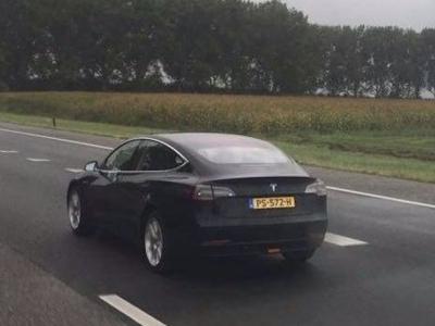 Itt van! Már Európában a legolcsóbb Tesla