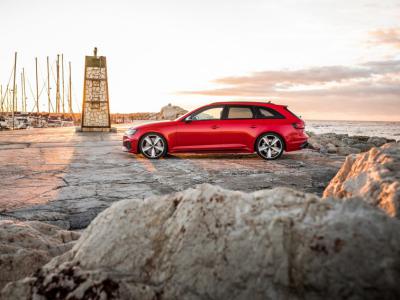 Az aszfaltot felszakítja az Audi izomgépe