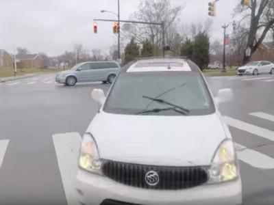 Ilyen, amikor biciklin ülve elüt egy autó – videó