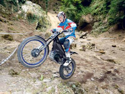Terepen a Yamaha villanyos triálgépe