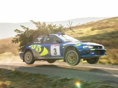 Karácsonyi favadászat McRae győztes Subaru WRC-jével – Videó!