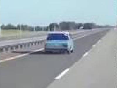  Száznyolcvannal repeszt a Lada – Videó!