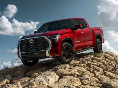 Ikerturbós hibrid V6-os motorral támad a vadonatúj Toyota Tundra – Galéria és Videó!