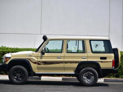 A terepakadályok legyőzésére született: maximális off road felszereltségű Toyota Land Cruiser GRJ76 V6 70th Century a Sandandertől