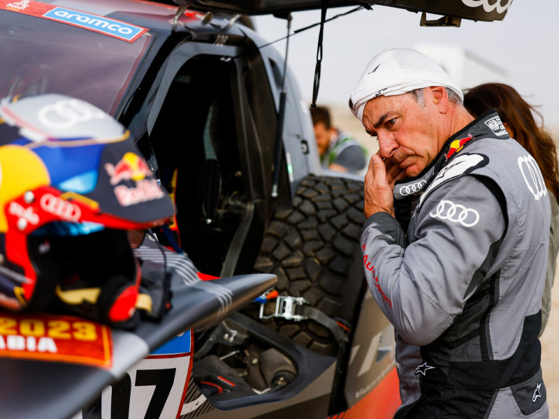 Dakar 2023: Sainz borult, megsérült, de úgy döntött, a mentőhelikoptert visszafordíttattja